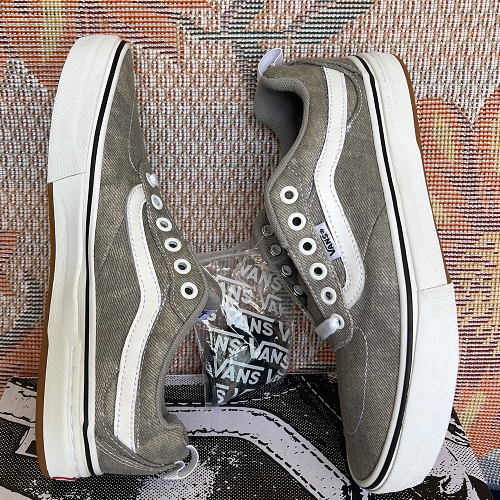 Vans WMNS Kyle Walker (Denim) Gray/White
VN0A5JIE9BM
Sneakers - athletic shoes - Picture 12 of 16
